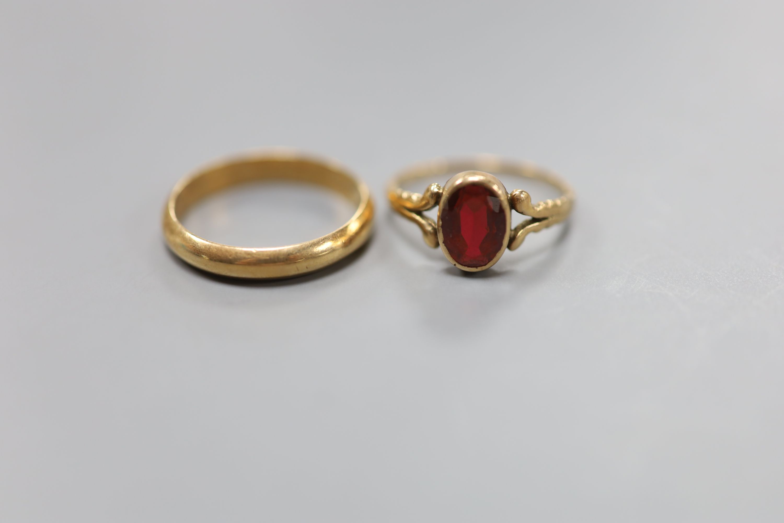 Four modern 9ct gold charms, a continental yellow metal wedding band and one other ring